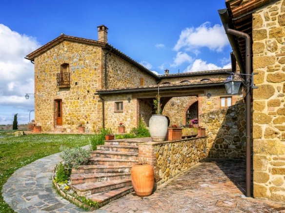 Villa with direct access to the sea